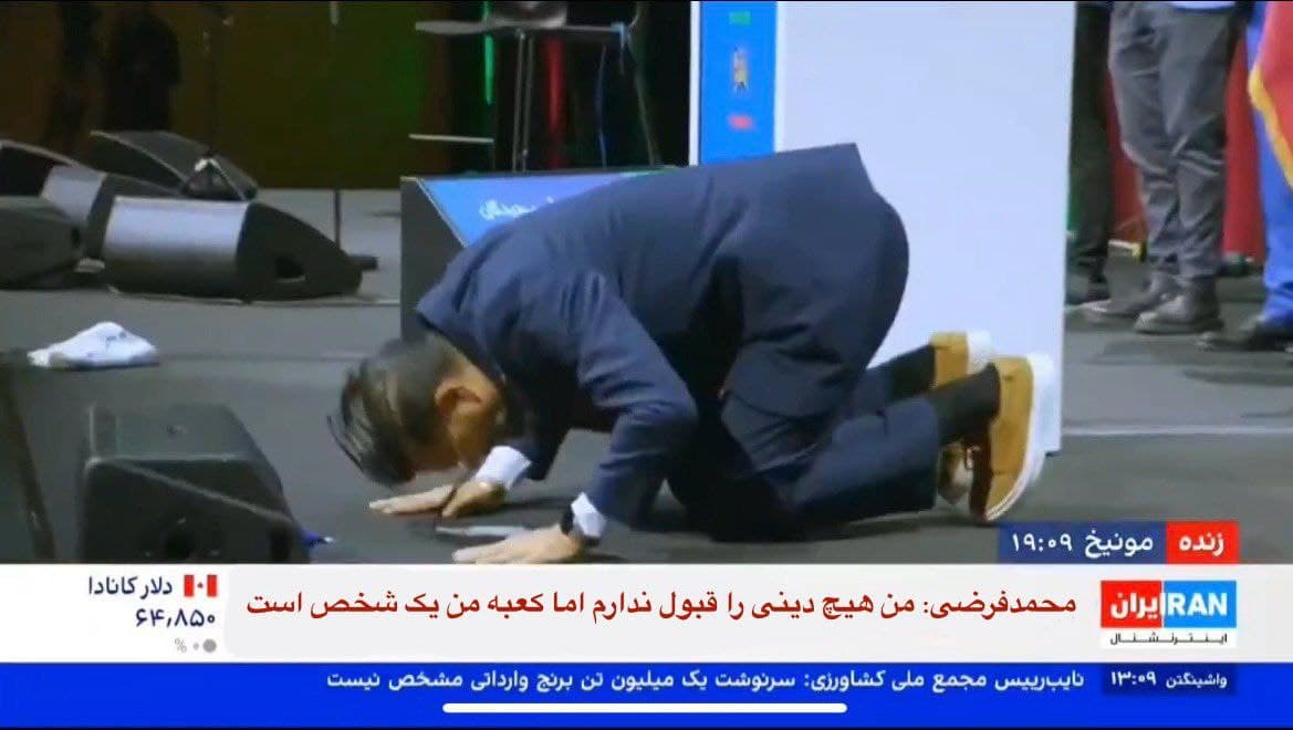 رضا پهلوی به معنای واقعی نماد لمپنیسم است؛ نه چیزی از حکومت قانون میداند و نه به آزادی، برابری، دموکراسی و حقوق شهروندی باور دارد، و تقریباً هیچ فهمی هم از آداب اجتماعی و سیاسی دوران مدرن ندارد. یک خودشیفتهی کاملاً بیسواد است که حتی برای مقام سلطنت و پادشاهی هم فردی کاملاً مصنوعی و قلابیست؛ احمدشاه قاجار ۳۰ساله برای مقام پادشاهی بهمراتب واقعیتر از این آدم بود. نه فقط این آدم، بلکه تمامی این خانواده فرومایه، خودخواه و خودکامه هستند. سر ریدر بولارد سفیر انگلیس در ایران در خاطراتِ خود در روزهایِ شهریور ۱۳۲۰ و انتخاب محمدرضا پهلوی بهعنوان پادشاه ایران نوشته است، فروغی نسبت به شاه جدید نظر بدبینانهای داشت، به اعتقاد او «انتظار ندارد هیچ یک از پسرانِ رضاشاه فرد متمدنی باشد.» این پیشبینی محمدعلی فروغی در ۸۰ سال پیش، امروز کاملاً درست از آب درآمده است؛ و رضا پهلوی تجسمِ حقیقی پستی و خودکامگیست. این آدم اگر تنها کمی شعور و آگاهی داشت و به شان و کرامت انسانی پایبند بود، از زبونی، تملق و چابلوسی آدمها که بازتولید روابط بندگی و مناسبات اربابرعیتیست، لذت نمیبرد.