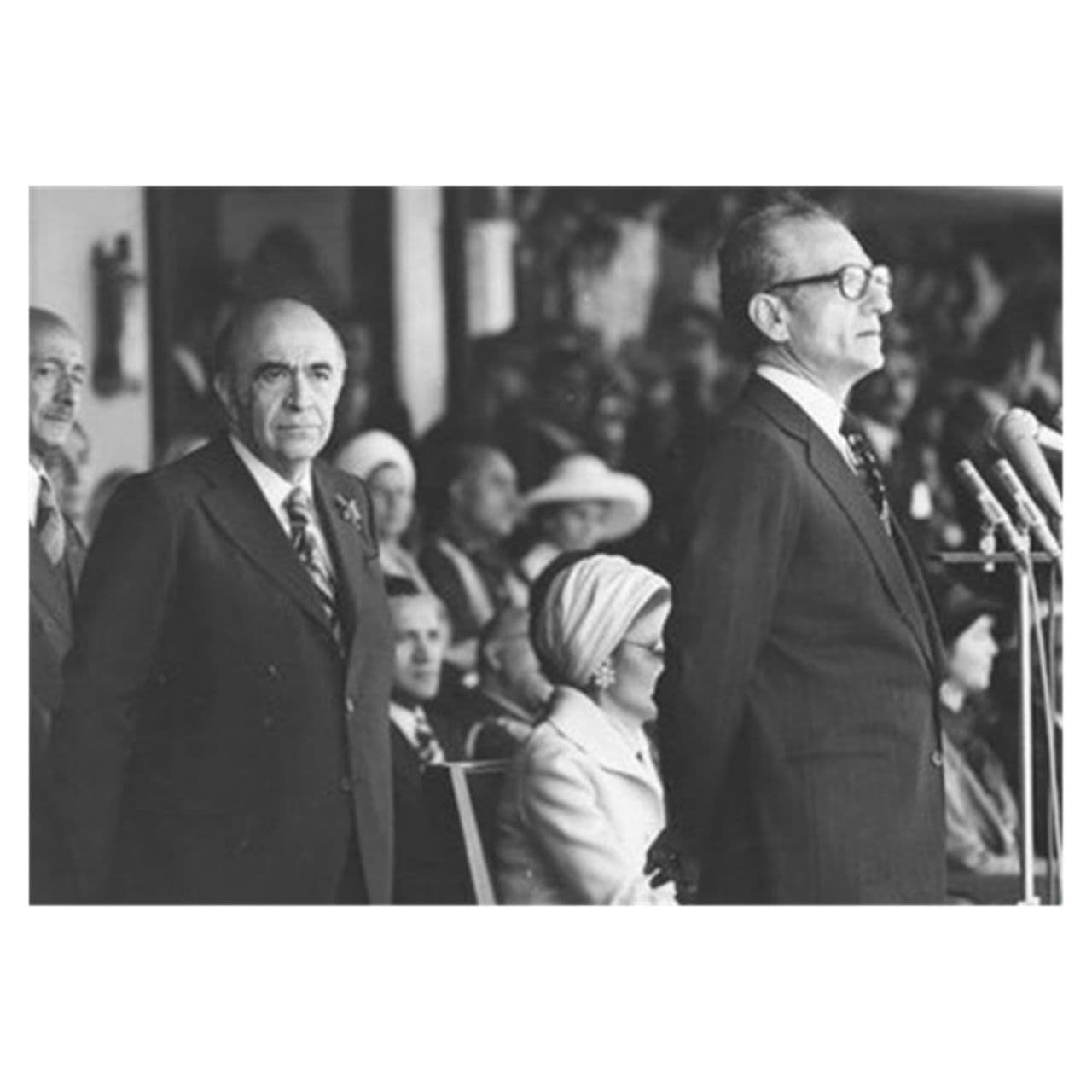 امیرعباس هویدا در ۱۸ فروردین ۱۳۵۸ در جریان دادگاه انقلاب به قتل رسید. هویدا بیشتر از اینکه نقشی در ساخت دوران طلایی پهلوی در دهه ۴۰ داشته باشد، نقش مهم و تاثیرگذاری در پررنگتر شدن نهاد سلطنت داشت. لویی چهاردهم گفت «دولت منم»، شاه به کمک هویدا «دولت» خود شد.
✍ حمیدرضا یوسفی