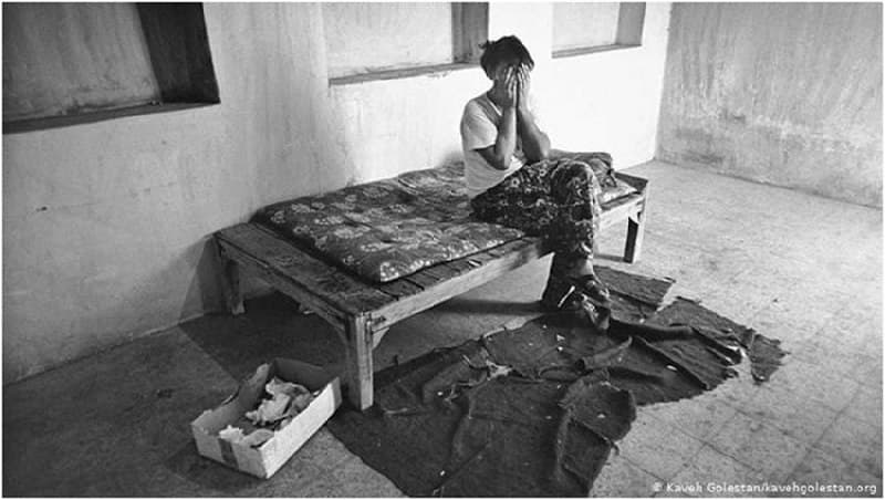 «من میخواهم صحنههایی را به تو نشان دهم که مثل سیلی به صورتت بخورد و امنیت تو را خدشهدار کند و به خطر بیندازد. میتوانی نگاه نکنی، میتوانی خاموش کنی، میتوانی هویت خود را پنهان کنی، مثل قاتلها، اما نمیتوانی جلوی حقیقت را بگیری، هیچ کس نمیتواند.»
در ۱۳ فروردین ۱۳۸۲ در لابهلایِ اخبار هراسآور حمله آمریکا و انگلیس به عراق خبری کوتاه از بیبیسی پخش شد: «کاوه گلستان ۵۲ ساله در شمال عراق در اثر انفجار مین کشته شد.»
*عکسها از سه مجموعه کاوه گلستان با عنوان «روسپی، کارگر و مجنون» است.