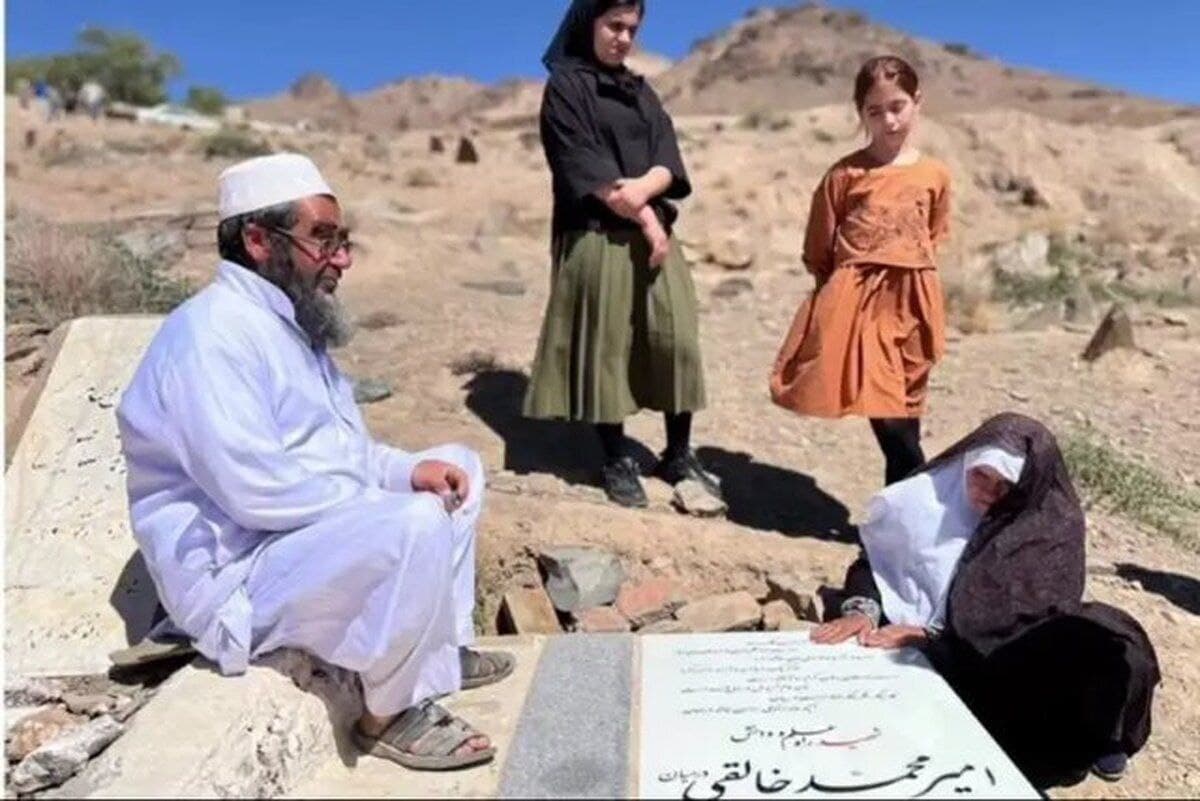 مولوی عبدالرحمن خالقی امروز قاتل پسرش را بخشید و تن به قصاص و گرفتنِ انتقام نداد. او با حفظ جان و هستی یک انسان، به زیبایی و به معنای واقعی «انسانیت» را به تصویر کشید. عبدالرحمن خالقی در اوج غم، نه خشمگین شد و نه کینه به دل گرفت. اقدام امروز او درس شرافت و بخشش بود و یک قدم مهم در گفتنِ «نه به اعدام»؛ آن هم در جامعهای که همچنان، حسِ قهر و عصبیت بر مهر و بخششِ عقلانیت مدنی میچربد.
*و همه اینها -و خیلی بیشتر- برای مادری که نامش در خبرها نیست ولی با مهر و بزرگمنشی، گذشت کرد و قاتل پسرش را بخشید، صادق است.