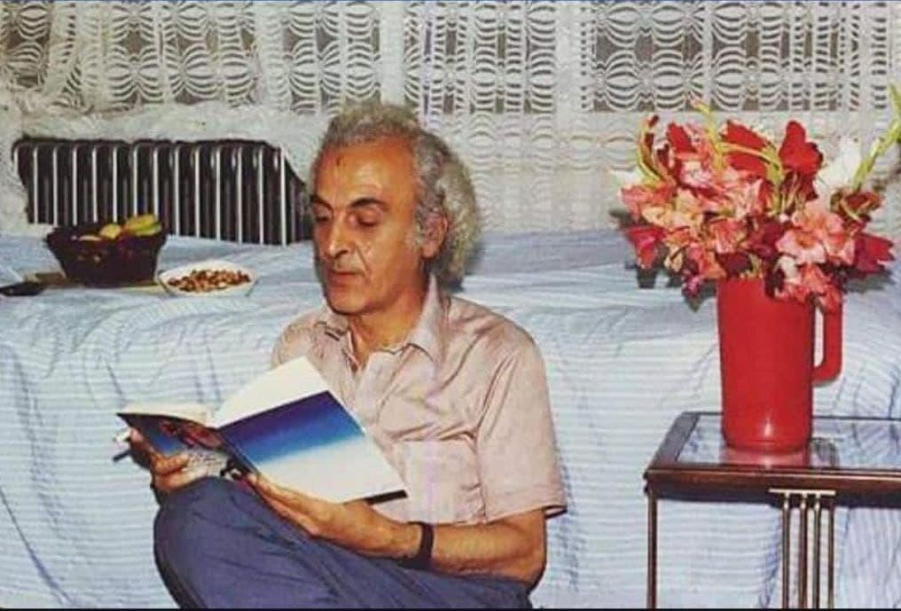 کاظم تینا تهرانی (با امضای ک. تینا) نویسنده معاصر ایرانی در سال ۱۳۰۸ متولد شد و در تیر ۱۳۶۹ در تهران درگذشت. تینا تهرانی چهار کتاب با نامهای آفتاب بیغروب (۱۳۳۲)، گذرگاه بیپایانی (۱۳۴۰)، شرف و هبوط و وبال (۱۳۵۵) و سایهبین و مینوآگاهی (۱۳۷۲) دارد که اثر آخر بعد از مرگ او توسط بیژن جلالی منتشر شد. هر چهار کتاب تینا تهرانی در چند سال اخیر توسط نشر آوانوشت منتشر شدهاند. اولین نوشتههای او در اواخر دهه ۱۳۲۰ در مجله انجمن هنری «خروس جنگی» منتشر شد. بسیاری از منتقدان ادبی او را اولین نویسنده پستمدرن ادبیات ایران میدانند، شاید همین ویژگی موجب شد تا نوشتههای او بههنگام انتشار در فضای فرهنگی و ادبی آن روز ایران مورد توجه قرار نگیرند و ناشناخته باقی بمانند. پرداختن به جنبههای وجودی انسان و پیچیدگیهای آن، ناکامی و مرگاندیشی مهمترین مشخصههای داستانهای تینا تهرانی هستند. حسن میرعابدینی در کتاب صد سال داستاننویسی ایران، او را «چهره فراموش شده ادبیات معاصر» معرفی میکند.