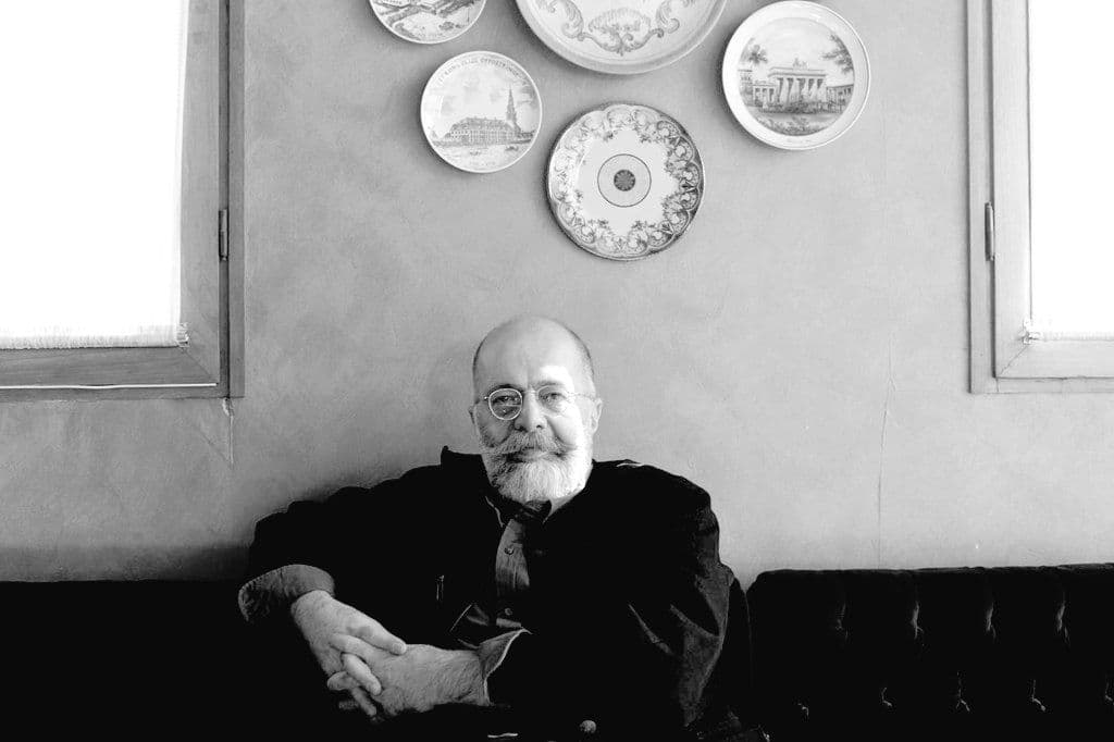 محمدرضا پهلوی ۵ مرداد ۱۳۵۹ در قاهره درگذشت. پیشنهاد میکنم حتماً مقاله محمد قائد درباره محمدرضا پهلوی رو بخونید. بهنظرم توصیفی که از محمدرضا پهلوی میکنه، خیلی جالب و خوندنیه.