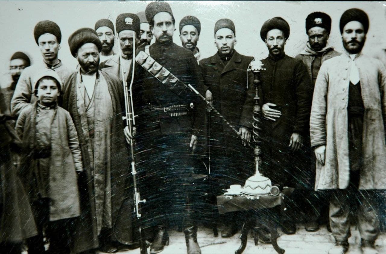 محمدعلی تربیت در نامهای به ادوارد براون -که تقیزاده از او درخواست نوشتن آن را کرده بود- دربارهی انحطاط اخلاقی ستارخان هشدار میدهد. تربیت در این نامهی مفصل به براون، ابتدا به پیشینهی ستارخان بهعنوان مردی از طبقهی کارگر اشاره میکند که در جریان مقاومت تبریز یاری بزرگی به مشروطهخواهان رساند، اما سپس در اثر موفقیتهایی که بهدست آورد دچار فساد شد: «او آغاز به غارت شهروندان بیگناه کرد؛ خانهاش پر از غنایم شد؛ یازده پیانوی دزدی اتاق پذیراییاش را زینت میداد؛ به شرابخواری شدید روی آورد؛ زنان فراوانی اختیار کرد؛ دیگر در صف مقدم تیراندازی دیده نمیشد و با تنآسایی بر افتخارات گذشتهاش تکیه کرده بود.» تربیت در آخر مینویسد: «بهگمان من این توصیف، وصف منصفانهای از ستارخان است و میدانم که تقیزاده نیز با آن موافق است.»
*از کتاب «انقلاب ایران» نوشته اردوارد براون، ترجمه احمد پژوه، انتشارات کانون معرفت، ۱۳۳۸.