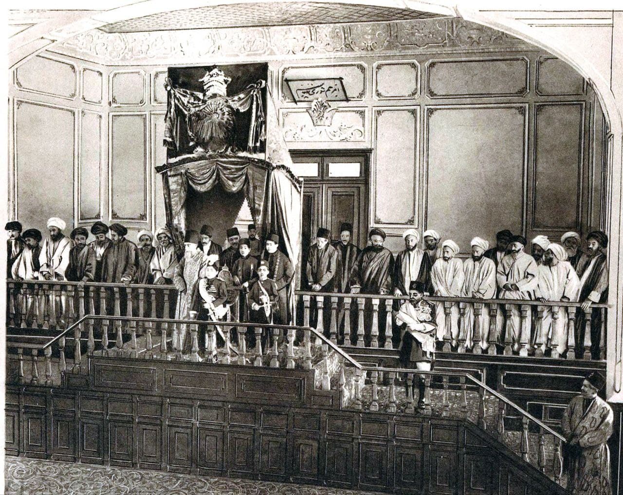 افتتاح دومین مجلس شورای ملی با حضور احمدشاه (آبان ۱۲۸۸) -- در کنار شاه، محمدحسن میرزا ولیعهد و عضدالملک ایستادهاند.
*سفرنامه از خراسان تا بختیاری
اثر هانری رنه دِ آلمانی