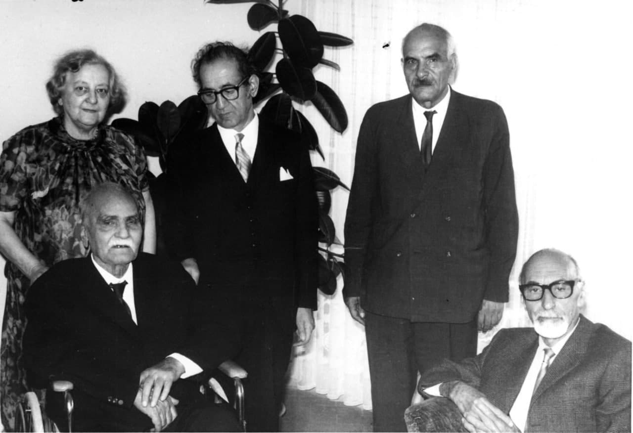 از راست: محمود افشار، حبیب یغمایی، مجتبی مینوی، سیدحسن تقیزاده و عطیه تقیزاده
تهران؛ خرداد ۱۳۴۸
عکس از ایرج افشار
از گنجینه پژوهشی ایرج افشار