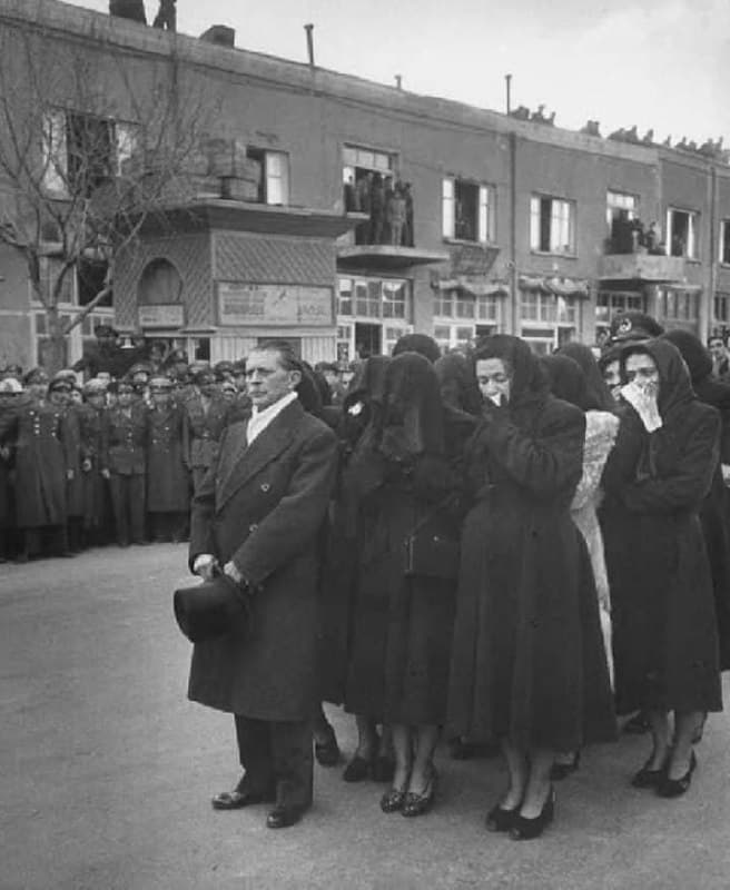 «زمامدار در ایران یا باید مانند حکیمالملک کر باشد و یا مانند ساعد و بیات بیحواس. اگر قدری مانند رزمآرا یا هژیر زرنگ از آب درآمد، بدن سالم تحویل مرده شور نمیدهد.»
#حسین_علاء
منبع: مجله خواندنیها، سال ۱۱، شماره ۵۹، ۲۶ اسفند ۱۳۲۹
توضیح عکس: حسین علاء در مراسم تشییع جنازه حاجعلی رزمآرا از مقابل مسجد سپهسالار تهران