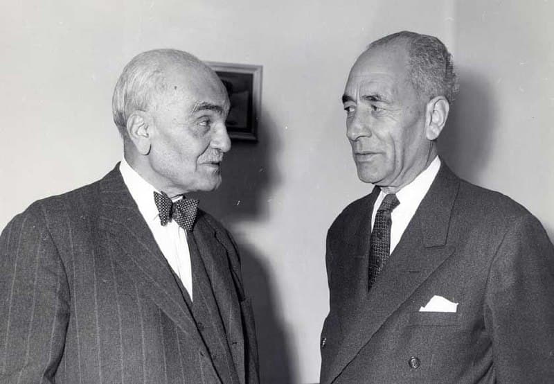 سناتور دکتر صادق رضازاده شفق استاد برجسته دانشگاه در مجلس ترحیم حسن تقیزاده (۱۵ بهمن ۱۳۴۸) درباره او میگوید:
«چهطور میشود چندین سال نماینده مجلس شورای ملی، نماینده مجلس سنا، رئیس مجلس سنا، استاندار، وزیر، سفیر، مشاور عالی، رئیس چندین انجمن و مرکز پژوهشی و علمی، استاد دانشگاه در ایران و فرنگ و.. باشی و از همه مهمتر برای سالها وزیر دارایی باشی و تمام درآمد کشور زیر دستان تو باشد ولی تا سن ۸۶ سالگی حتی یک آپارتمان ۵۰ متری هم نداشته باشی؟»
مقایسه کنید تقیزاده را با صاحبان قدرت و سیاسیون و کارگزاران حکومتی امروز..
عکس: صادق رضازاده شفق در کنار حسن تقیزاده./