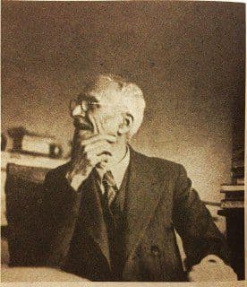 حسن تقیزاده به ابراهیم خواجهنوری: «من خودم میدانم که در بعضی چیزها دقتم به درجه وسواس میرسد، ولی برای اینکه بدانید از من هم وسواسیتر هست، باید مثلی از دوست مرحومم محمد قزوینی بگویم و آن این است که آن مرحوم روزی به من میگفت اگر دوست عزیزی را سالها ندیده باشم و او مرا به خورش اسفناج که بیاندازه دوست میدارم دعوت کند، و در نامهاش اسفناج را «اصفناج» بنویسد، هم دعوتش را حتماً رد میکنم و هم احتمال دارد به کلی با او قطع رابطه نمایم».
اولین برخورد
ابراهیم خواجهنوری
انتشارات کتاب کیهان (۱۳۳۹)