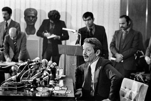 «اگر عمرم ۳۰ دفعه تکرار شود، باز هم خواهم گفت دموکراسی تنها راه نجات ایران است؛ هر قدر مشکل باشد، هر قدر دشوار باشد و هر قدر که ما ناپخته باشیم.»
شاپور بختیار