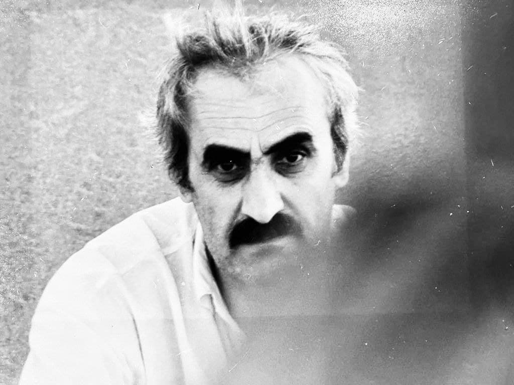 باقر پرهام؛ نویسنده، مترجم و جامعهشناس ۷ خرداد ۱۴۰۲ در سن ۸۸ سالگی در آمریکا درگذشت. پرهام از نسل آخرین روشنفکرانِ نامی ایران بود که تن به فهم ایدئولوژیک از کار روشنفکری -و سیاسی- نداد و برایِ او روشنفکر بودن در تلاش برایِ توانمند کردن جامعه و انسانِ ایرانی تعریف میشد. پرهام در جان گرفتنِ جامعهشناسی در ایران نیز نقش بسیار پررنگی داشت. ترجمه باقر پرهام از تقسیمکار و صور بنیانی حیات دینی دورکیم بینظیر است. ۳گانه سیاسی مارکس درباره فرانسه را روان و دقیق و بیرون از رنگ و بوی دعواهایِ ایدئولوژیک ترجمه کرده است و از همه مهمتر ترجمه پرهام همراه با تدین از گروندریسه مارکس همچنان بهترین ترجمه از گروندریسه است. مجموعه مقالات باقر پرهام سالها پیش با عنوان «باهمنگری و یکتانگری» توسط نشر آگه تنها یک نوبت منتشر شد و نسبت به ترجمههایِ او خیلی کمتر دیده شد، ولی نکاتِ بسیار عالی و خواندنی دارد. یکی از مقالههایِ کتاب روایتِ پرهام از تجربه حضور در حلقه فردید در دهه ۴۰ است که داستانِ جالبی دارد.