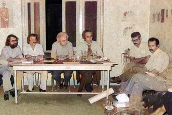 جایابی باقر پرهام در جریان چپ در تاریخ معاصر ایران نه در چپ محفلی یا حزبی و ایدئولوژیک و مشخصاً بلوک شوروی، بلکه یک جایگاه انتقادی و دموکراتیک دارد. برای او چپ در مبارزه با امپریالیسم خلاصه نمیشود، بلکه چپ یک جریان انتقادی با خواست آزادی و دموکراسی برای نفی اقتدارگرایی است. برای پرهام مبارزه با اقتدارگرایی در داخل و تلاش برایِ تحقق آزادی و دموکراسی و نجاتِ زندگی انسان ایرانی از باتلاق استبداد و خفقان (هر شکلی از خفقان؛ از دولتی تا دینی/ایدئولوژیک و..)، از مبارزه با امپریالیسم به مراتب نه فقط مهمتر بلکه اولویت داشت؛ اولویتی که امروز نیز همچنان ضرورت دارد.
*توضیح عکس:
از راست: محمد مختاری، محسن یلفانی، باقر پرهام، احمد شاملو، غلامحسین ساعدی و اسماعیل خویی.