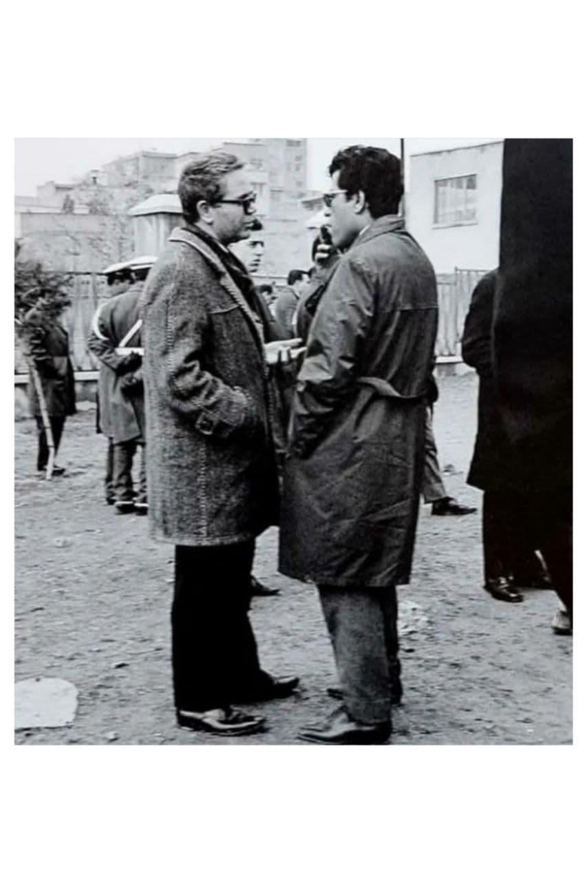 یدالله رویایی و اسماعیل شاهرودی در مراسم تدفینِ فروغ فرخزاد
۲۶ بهمنِ ۱۳۴۵
گورستانِ ظهیرالدوله