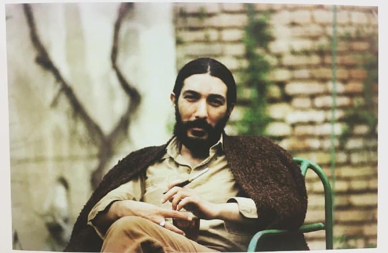 به یادِ بیژن الهی در زادروزش؛
من چاهی را تعلیم کردهام
که به آبی نمیرسد
ولی چه تاریکی ِ زیبایی
از آن سو تاریکی ِ زیر خاک
چاهی زدهست که به چهره من میرسد
من آبم، آب
و سیهچردگانِ معذب
پیش از نماز مرا میجویند
نگاهی به آسمان، مجهزم میسازد که سکوت کنم
و از میان حنجرههایِ گسیخته
سلاحی به رنگ آب بجویم
آن لحظه که آب
به رنگ خود پرخاش میکند، من آنم
آن لحظهام
و رنگ آب، هرچه بیشتر در آب غرق شود
زندهتر میشود، آبیتر.
* عکس از حمید شاهرخ.