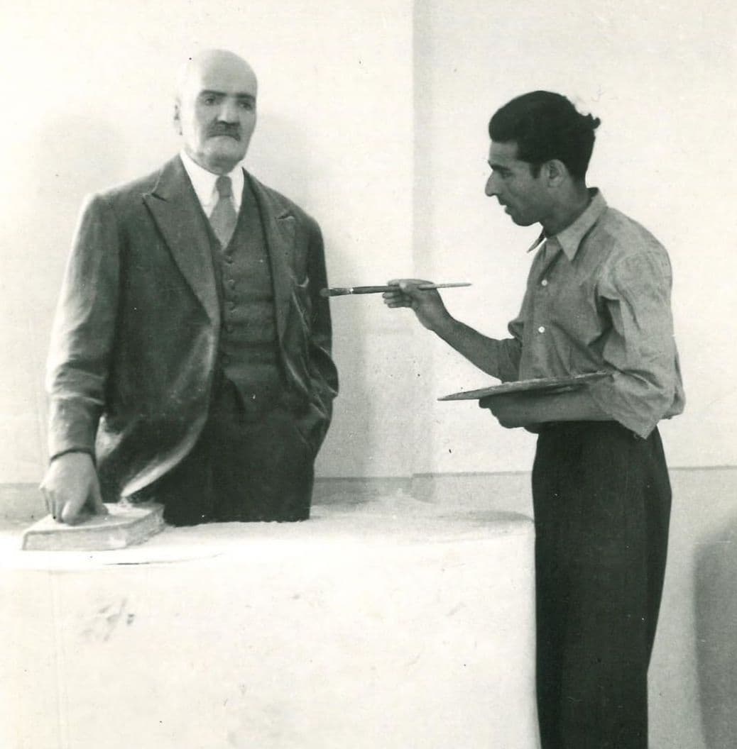 به قولِ تقیزاده دلنشینترین عید برایِ ما، همین عید «مشروطیت» است؛ عید شما مبارک.
امروز ۱۴ مرداد؛ سالگرد انقلاب مشروطیت است.
*مجسمه سیدحسن تقیزاده اثر علیاکبر صنعتی در نمایشگاه سابق میدان راهآهن.