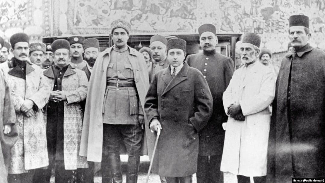 توصیف حسن تقیزاده از به قدرت رسیدنِ رضاخان بعد از کودتایِ ۳ اسفند ۱۲۹۹ در مجله کاوه:
«نوشانیدنِ جبری دارویِ تلخ به اطفال مریضِ خردسال».