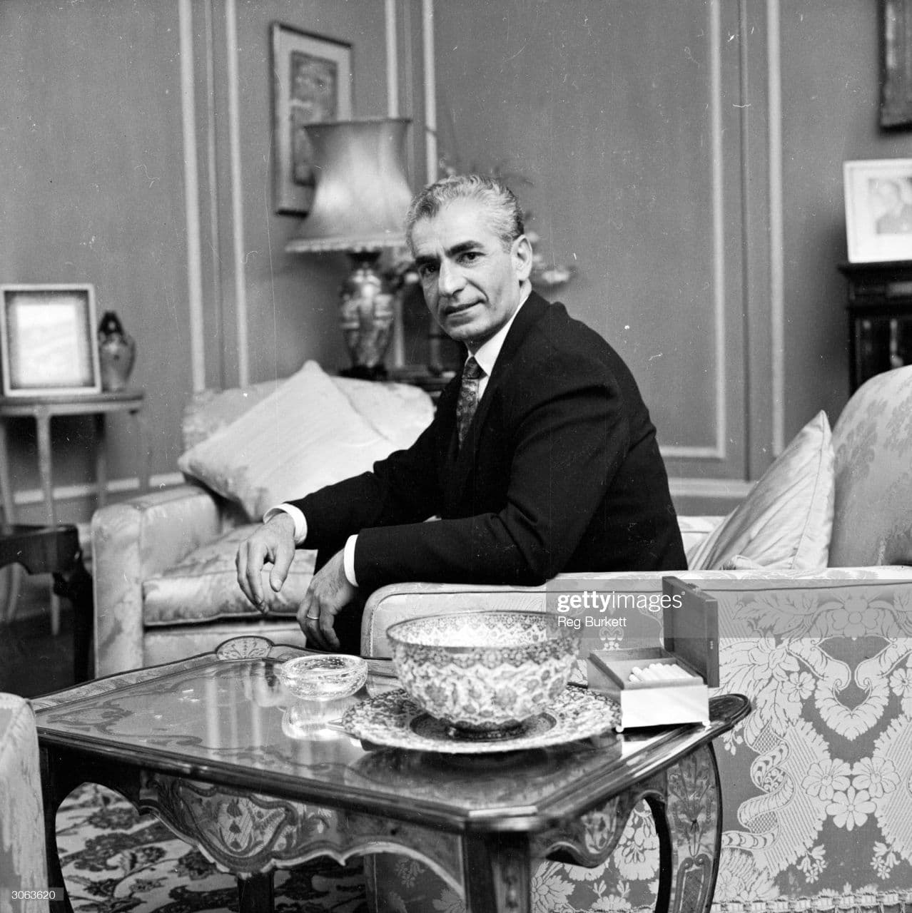 رضا شمسآبادی روز ۲۱ فروردین سال ۱۳۴۴ تصمیم گرفت محمدرضا پهلوی را در کاخ مرمر، ترور کند. اما به علت تأخیر چند دقیقهای شاه، نقشه وی عملی نشد؛ و استوار دوم محمدعلی باباییان او را مورد هدف قرار داد، اما شمسآبادی او را به قتل رساند. سپس استوار دوم آیتالله لشکری نیز بهدست او کشته شد. شاه وقتی متوجه شد به سمت دفتر خود دوید، او نیز به دنبالش رفت و تیری از پشت به طرف شاه انداخت اما پای شاه به لبه درب وروی دفتر خورد و با سینه به زمین افتاد که در غیر این صورت تیر به پشتش میخورد و احتمال مرگش زیاد بود، سپس شمسآبادی که دست بردار نبود به ادامه حرکت به طرف شاه پرداخت اما با رگبار مسلسل نیروهای دفتر مخصوص شاه کشته شد.