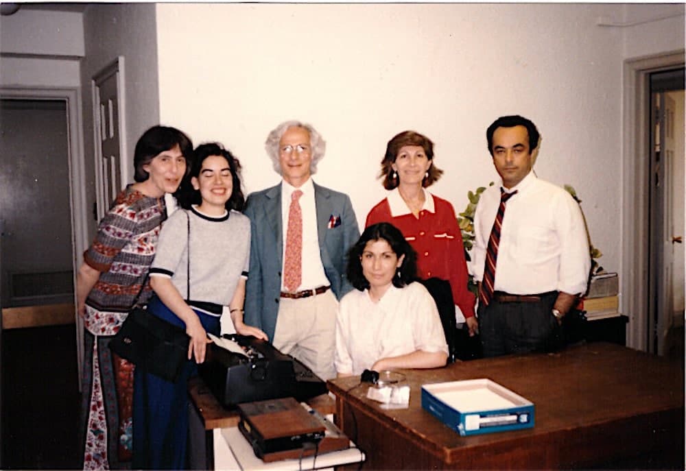 اعضای گروه تاریخ شفاهی ایران.
از راست: حبیب لاجوردی، اِما دلخانیان، ضیاء صدقی، دو ناشناس.
نشسته: شهین بصیری. سال ۱۹۸۴
(عکس از آرشیو شخصی اما دلخانیان)
