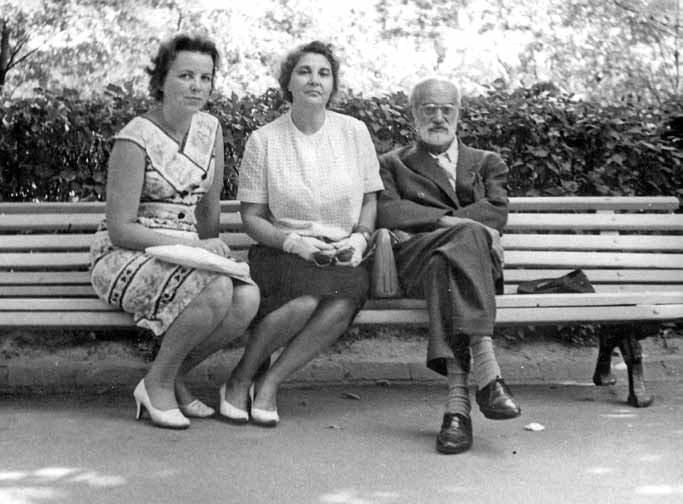 سعید نفیسی در آخرین سال زندگیاش (۱۳۴۵) در یالتا به همراه همسر (پریمرز نفیسی) و پزشک معالج خود.