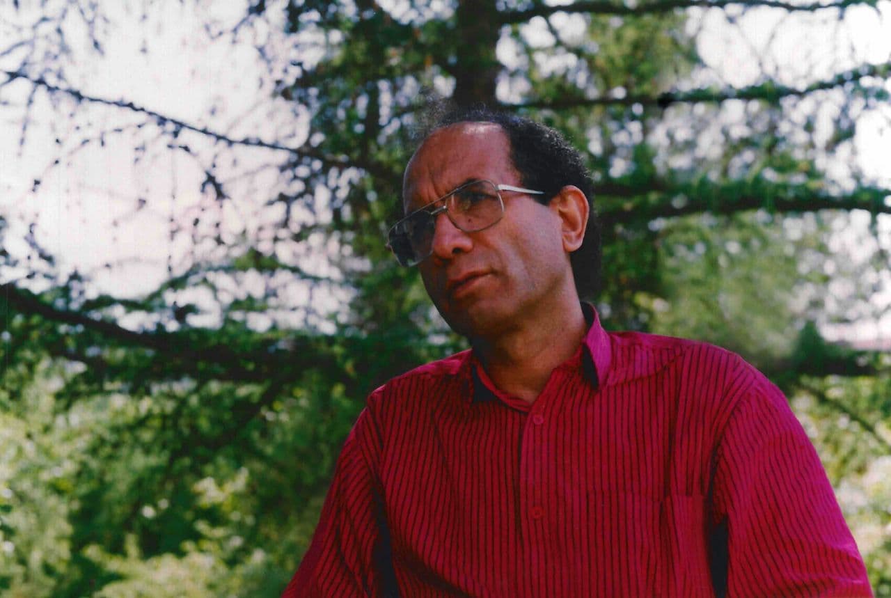 آن نیمهام کجاست؟
تا من چقدر گورستان باقی است؟
محمد مختاری پنجشنبه ۱۲ آذر ۱۳۷۷ پیش از غروب آفتاب برایِ خرید از منزلش خارج شد و دیگر بازنگشت. شش روز بعد پیکر بیجانِ مختاری با دو کوپن ناگرفته در جیبش در بیابانهایِ امینآباد پیدا شد.
که ما همچنان مینویسیم
که ما همچنان در اینجا ماندهایم
مثل درخت
که مانده است
مثل گرسنگی
مثل سنگها
که در اینجا ماندهاند
مثل درد که مانده است
مثل زخم
مثل شعر
مثل دوست داشتن
مثل پرنده
مثل فکر
مثل آرزویِ آزادی
و
مثل هر چیز که از ما نشانهای دارد.