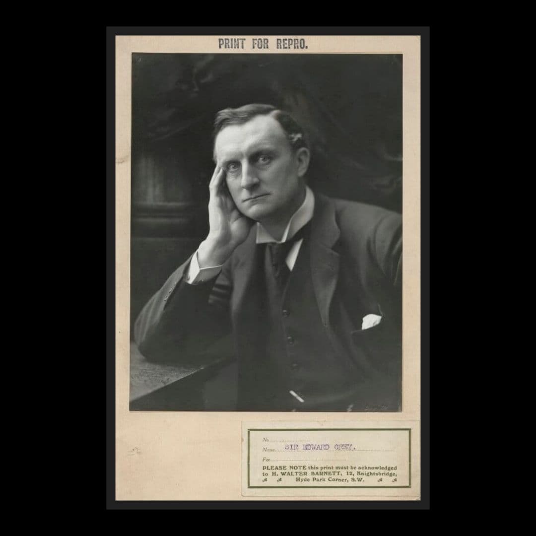 ادوارد براون در آغاز مجموعه نامهنگاریهایِ خود با حسن تقیزاده که در سالِ ۱۳۵۱ در ایران با عنوان «نامههایی از تبریز» با ترجمه حسن جوادی به فارسی نیز منتشر میشود، در پیشگفتار خود (که اکتبر سالِ ۱۹۱۲ نوشته است) سر ادوارد گری وزیر وقت امور خارجه انگلیس را عامل بدبختی ایران و جنبش سیاسی آن (مشروطیت) میداند و مینویسد: «سر ادوارد گری از هنگامی که وزیر امور خارجه شده است، خاصه از شش سال پیش بهاینسو، با دولت روسیه توافق و سازشی کرده است که علت اساسی تمام بدبختیهایِ کنونی ایران میباشد.. او سد پیشرفت ملتی شده است که پس از قرنها ظلم و اختناق، سرانجام متوجه وضع فلاکتبار خود شدهاند و با جدیت تمام در برطرف ساختن آن میکوشند.. چهطور او بهعنوان وزیر امور خارجه از اینکه زندگی، آرزو و آزادی هزاران هزار نفر را پایمال میسازد، دغدغهای به خود راه نمیدهد؟»
*عکس: سر ادوارد گری که بین سالهایِ ۱۹۰۵ تا ۱۹۱۶ وزیر امور خارجه بریتانیا و کشورهایِ مشترکالمنافع بود.