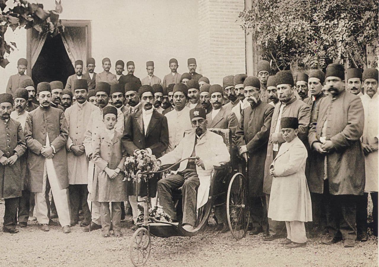 ۱۴ مهر ۱۲۸۵؛ دو ماه پس از امضایِ فرمان مشروطیت بههنگام افتتاح اولین دوره مجلس شورایِ ملی.