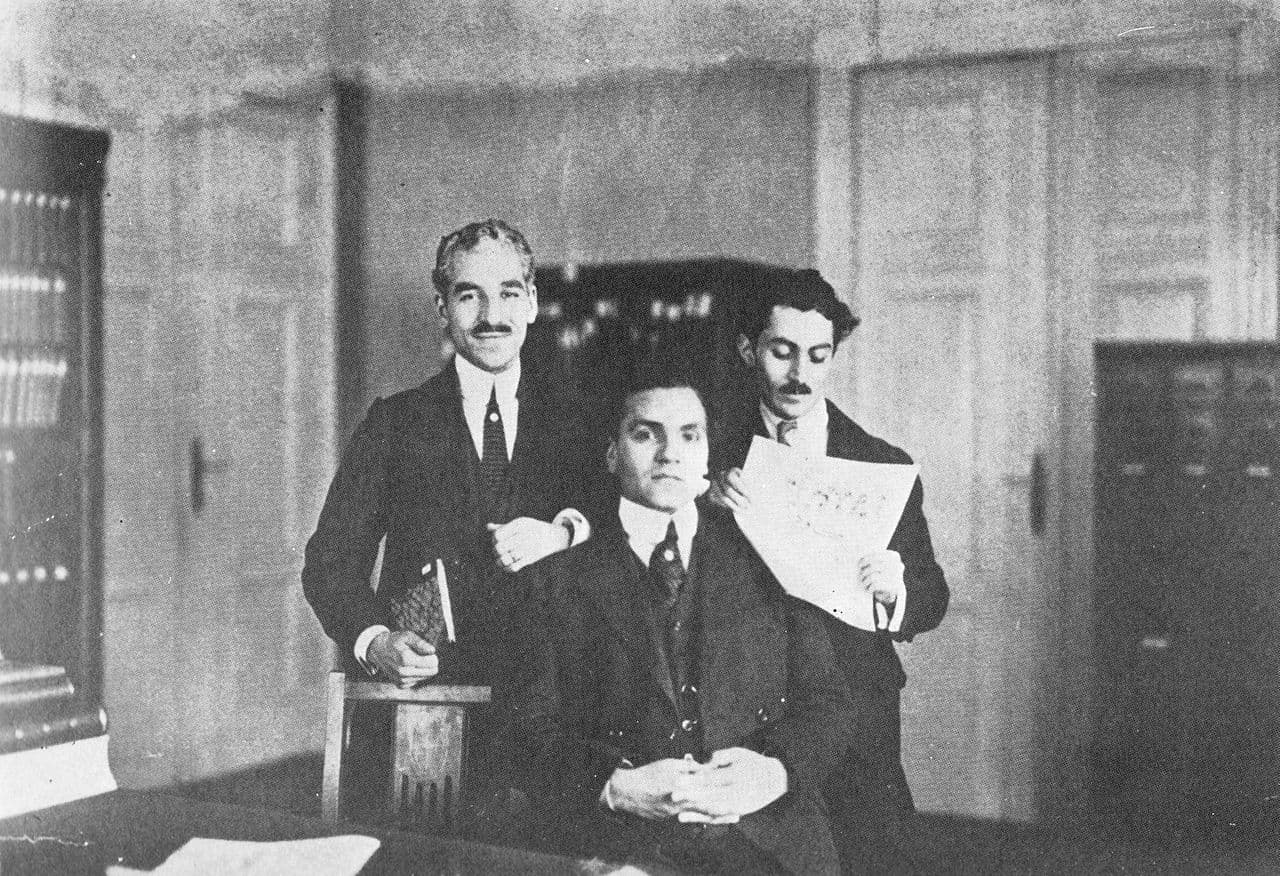 سالگرد انتشار مجله کاوه
اولین شماره مجله کاوه ۲۴ ژانویه ۱۹۱۶ در برلین به سردبیری سیدحسن تقیزاده منتشر شد. جمالزاده، قزوینی، رضا تربیت، کاظمزاده ایرانشهر و.. از نویسندگان برجسته کاوه بودند.
*توضیح عکس
از چپ: رضا تربیت، حسن تقیزاده و محمدعلی جمالزاده در دفتر تحریریه مجله کاوه.