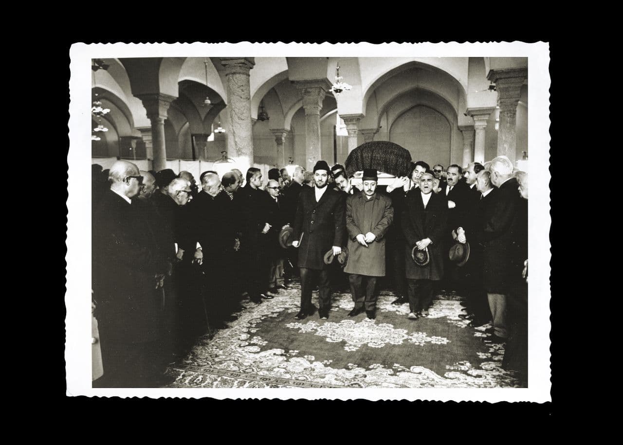 امروز ۸ بهمن سالگرد درگذشت سیدحسن تقیزاده است که در سال ۱۳۴۸ در تهران درگذشت. به قولِ مهدی مجتهدی در «تقیزاده؛ روشنگریها در مشروطیت ایران» اگر منبر مسجد سپهسالار جان داشت، هر آینه به استقبال خفته در تابوت میشتافت؛ منبری که تقیزاده از آن بالا رفت و در روزهایِ بحرانی مشروطیت در نفی استبداد فریاد زد.
*تصویری از تشییع جنازه حسن تقیزاده، همراه با رثاخوانی سیدجواد ذبیحی در صحنِ داخلی مسجد سپهسالار.