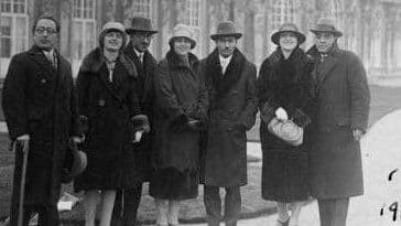 وقت سحر است خیز ای مایه ناز
نرمک نرمک باده خور و چنگ نواز
کانها که بجایند نپایند بسی
و آنها که شدند کس نمیآید باز
*فردریش روزن این رباعی از خیام را بارها برایِ تقی ارانی در برلین میخواند.