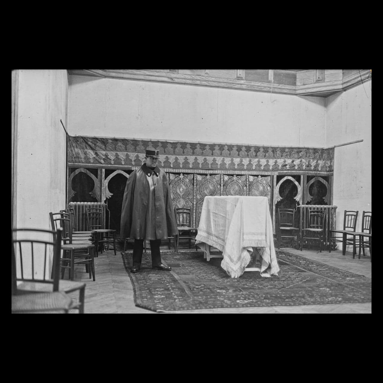 ۹ اسفند سالگرد درگذشت احمدشاه قاجار است. او در ۹ اسفند ۱۳۰۸ در ۳۳ سالگی در فرانسه درگذشت. ۹۴ سال پس از درگذشت احمدشاه، امروز که به زندگی و عملکرد او میتوانیم بیرون از تاریخنگاریهایِ رسمی پهلوی و جا نگاه کنیم، درمیآبیم که او اتفاقاً پادشاهی -تقریباً به معنایِ واقعی- پایبند به اصولِ مشروطه و نقش تعریف شده پادشاه بیرون از میدان حکومتداری بود. اگر از برخی تصمیمهایِ نادرست و خصلتهایِ رفتاری او بگذریم (که شیخالاسلامی در کتاب خود سیمایِ احمدشاه قاجار به آنها اشاره میکند)، احمدشاه قاجار در مجموع به اندیشه سیاسی جدید و حقوق شهروندی و آزادیهایِ اجتماعی اعتقاد داشت (او دانشآموخته حقوق از فرانسه بود) و شاید اگر -با اینکه تاریخ جایِ اگر نیست- او در ۲۹ سالگی از قدرت کنار گذاشته نمیشد و در مقام پادشاه نمادین باقی میماند و کار با نیروهایِ اجتماعی و سیاسی از طیفهایِ مختلف ولی کارآمد و آگاه به الزامات دنیایِ مدرن پیش میرفت، اتفاقهایِ بهتری بیرون از بازتولید دوباره مناسبات استبدادی در این یک سده اخیر برایِ ما رقم میخورد.
*توضیح عکس: جسد احمدشاه قاجار در پاریس پیش از حمل به کربلا برایِ تدفین در کنار مقبره پدرش.