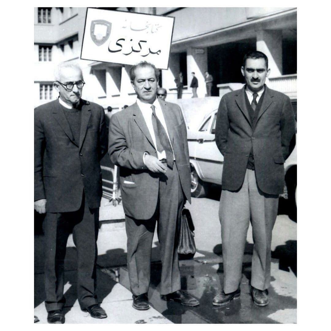 مجتبی مینوی حسن تقیزاده را یکی از بنیانهایِ تاریخ ایران معرفی میکند، ولی نه فقط تقیزاده، که ایرج افشار هم یکی از این بنیانهاست. امروز ۱۸ اسفند سالگرد درگذشت ایرج افشار است.
*توضیح عکس: ایرج افشار، مجتبی مینوی و محمدتقی دانشپژوه، کتابخانه مرکزی دانشگاه تهران.