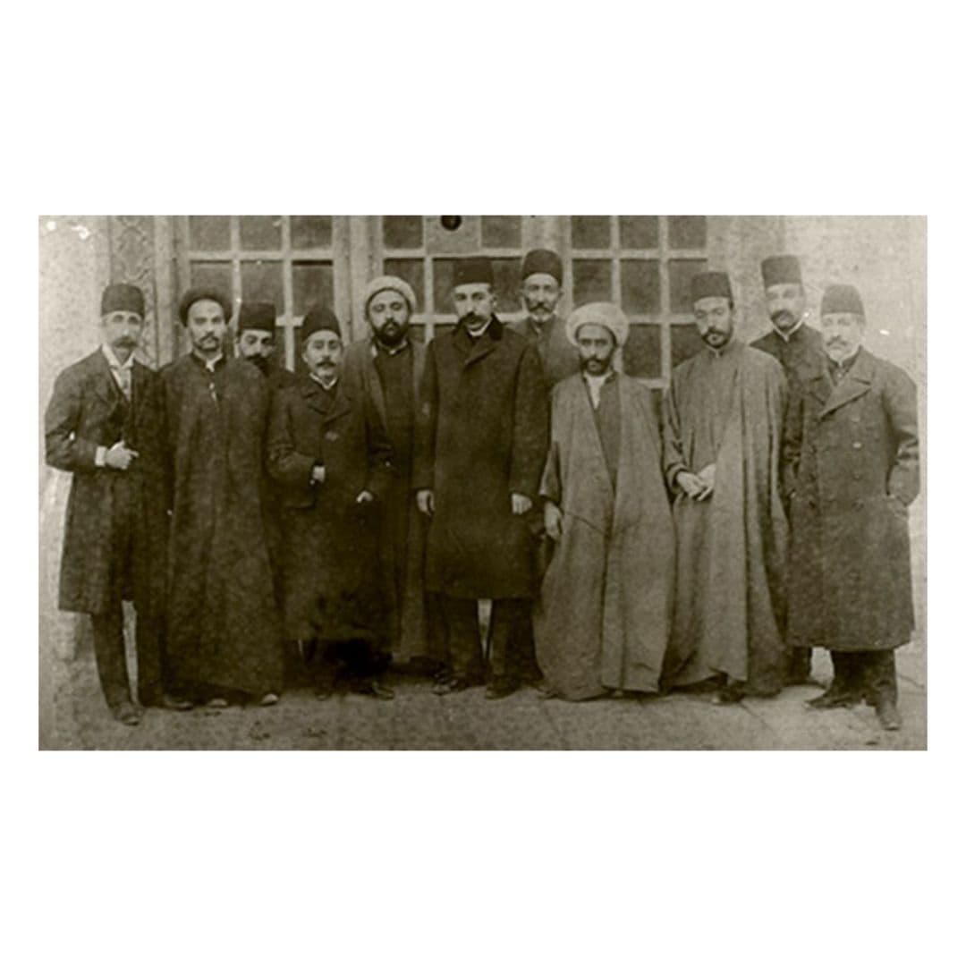 کاری که حسن تقیزاده در مجلس اول شورایِ ملی در هیات تدوین متمم قانون اساسی انجام میدهد هوشمندانه و بینظیر است. او در اصل ۳۵ متمم قانون اساسی برایِ اینکه بتواند بازیگری شاه را محدود و در نسبت با قانون اساسی قرار دهد، در عین حال که سلطنت را بهعنوان یک موهبت الهی معرفی میکند، اما با اضافه کردن و یا وساطتت واژه «ملت» عملاً جنس قدرت آن را تغییر میدهد و آن را از قدرت آسمانی به قدرت زمینی تبدیل میکند؛ چون خوب میداند که اگر منطق قدرت همچنان بر اصل قدرت آسمانی استوار باشد، نه فقط قانون اساسی بلکه کلیت عملِ مجلس نیز چیزی جز آب در هاون کوبیدن نیست (تقیزاده همانطور که در خاطرات و اسناد آمده بر بودنِ واژه «ملت» علیرغم مخالفهایِ بسیار پافشاری میکند). تنها با خصلت زمینی داشتنِ قدرت شاه است که میتوان محدودیتهایی برایِ بازیگری آن ترسیم کرد. اصل ۳۵ متمم قانون اساسی مشروطیت، اساس سلطنت را اینگونه تعریف میکند: «سلطنت ودیعهای است که به موهبت الهی از طرف ملت به شخص پادشاه مفوض شده»؛ در واقع سلطنت شاه هنگامی به رسمیت شناخته میشود که مشیِ او مبتنی بر قانون اساسی مشروطیت و پذیرش تام و تمام آن باشد.