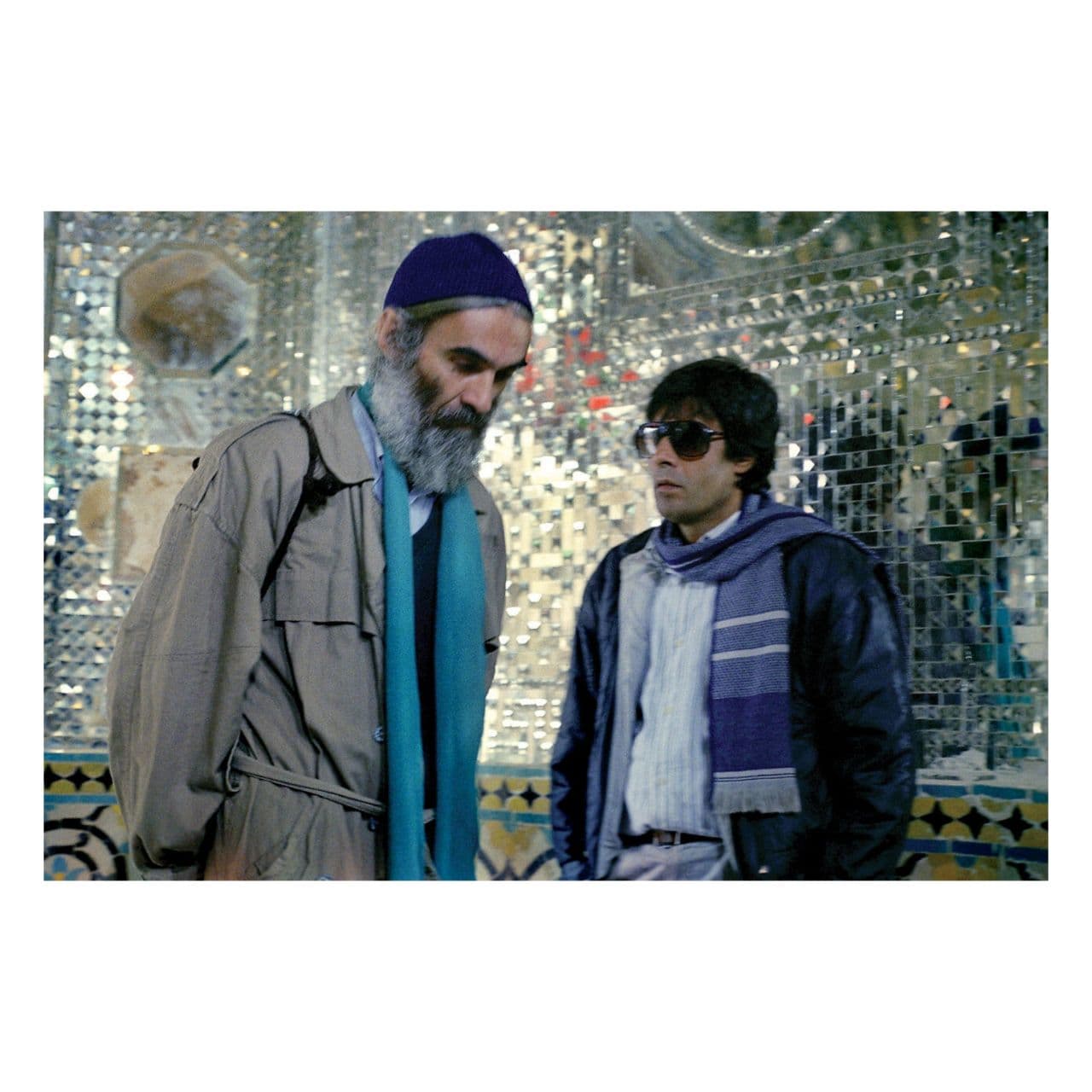 هامون: از زن و بچه چه خبر؟
- علی عابدینی: والا هیچی، ولی بالاخره پیداشون میشه.
هامون: پس هنوزم خوشبینی؟
- علی عابدینی: خوشبین، امیدوار، بدبخت، ناامید.. چه فرقی میکنه دیگه؟ از ما گذشته.
امروز که بعد از مدتها دوباره «هامون» را دیدم، بهنظرم رسید که شخصِ علی عابدینی بیشتر از اینکه یک شیخ عارف باشد (عارفمسلک بودنِ او بیشتر به چشم میآید)، یک سوژه مدرن با تمام تناقضهایِ درون آن است، درست مانند خودِ حمید هامون، اما با این تفاوت که علی عابدینی عملاً این تراکم تناقضها را نه فقط در خود بلکه در واقعیت و جهان امکانها نیز پذیرفته. همین پذیرفتن به او نوعی آرامش -و شاید رها کردن- برایِ بودن در میدان تنشها میدهد. در مقابل اما هامون ظرفیت پذیرش تناقضهایی که دائم با آنها مواجه میشود را ندارد. آشفته میشود، میجنگد تا به دست بیآورد و با اراده معطوف به میل خود آنچه را که میخواهد تغییر دهد، اما انگار موفقیتی در کار نیست و نهایتاً به نوعی جنون میرسد. اما این جنون هم او را آرام نمیکند؛ چون با وا دادن و کنار کشیدن/پذیرفتنی همراه نیست. در آخر به دریا میزند (حتی وقتی از معجزه هم خبری نیست، کسی برایِ او معجزه نمیفرستد)، نه برایِ مرگ، برایِ نبودن در میدان تنشهایی که نمیتواند آنها را به اراده خود تغییر دهد و یا در مقابل آنها بایستد. این علی عابدینی است که نه در مقام شیخ بلکه نماد عقلانیت این جهانی است، و این هامون است که تن به عقلانیت برایِ پذیرش آنچه که با آن مواجه میشود، نمیدهد و مدام شلنگ تخته میاندازد. هامون در پایان بعد از به دریا زدن هم زنده میماند (چون قرار به فرار بود نه به مرگ: چون خود را چال نمیکند) و فیلم با دوباره نفس کشیدن هامون تمام میشود و مهرجویی نشان نمیدهد که ما الان با چه هامونی مواجه میشویم؟ آیا هامون هم مثل علی عابدینی در عینِ امیدوار بودن، ناامید است؟ آیا منتظر است در عین اینکه منتظر نیست؟ به چیزی باور دارد، در عین اینکه باور ندارد؟ یا در اوج بدبینی، خوشبین است؟ هیچکدام از این پذیرش تناقضها برایِ هامون معلوم نیست. پیشتر نمیخواست به این تناقضها تن دهد، اما الان چهطور؟