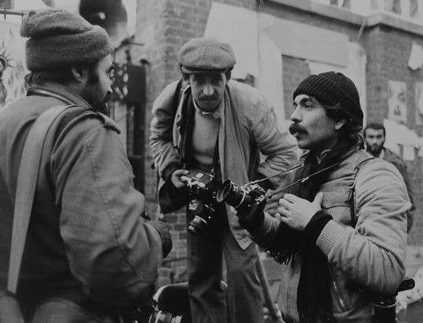 در ۱۳ فروردین ۱۳۸۲ در لابهلایِ اخبار هراسآور حمله آمریکا و انگلیس به عراق خبری کوتاه از بیبیسی پخش شد: «کاوه گلستان ۵۲ ساله در شمال عراق در اثر انفجار مین کشته شد».
به گفته بهمن جلالی «ممکن است بعدها عکاسی بهتر از کاوه بیآید، ولی مثل او نمیآید».
*توضیح عکس، از راست: کاوه گلستان، منوچهر دقتی و عباس عطار.