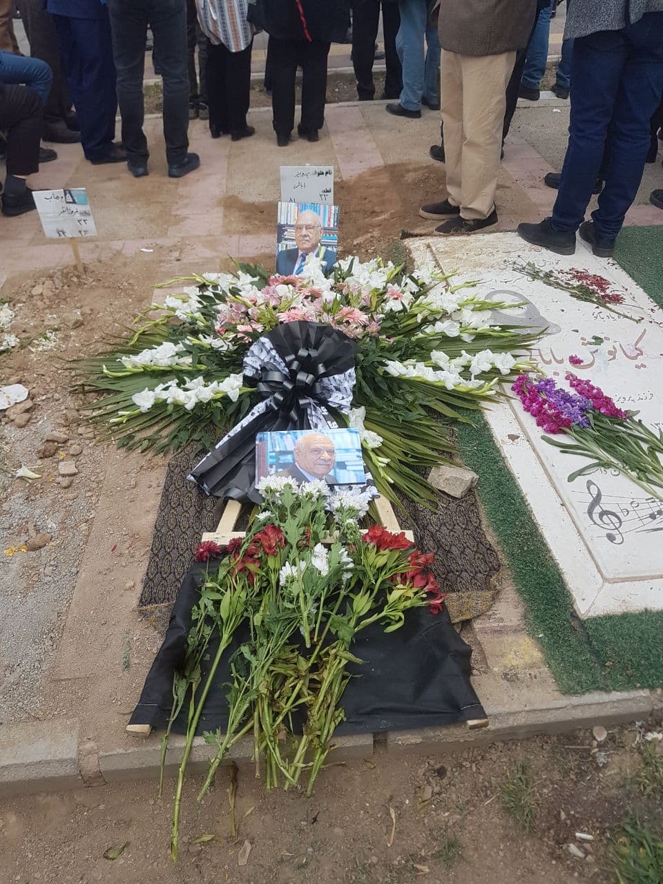 پرویز بابایی (۱۴۰۳-۱۳۱۱) برایِ همیشه در خاک آرام گرفت.
دوشنبه ۲۰ فروردین ۱۴۰۳، بهشت سکینه کرج.