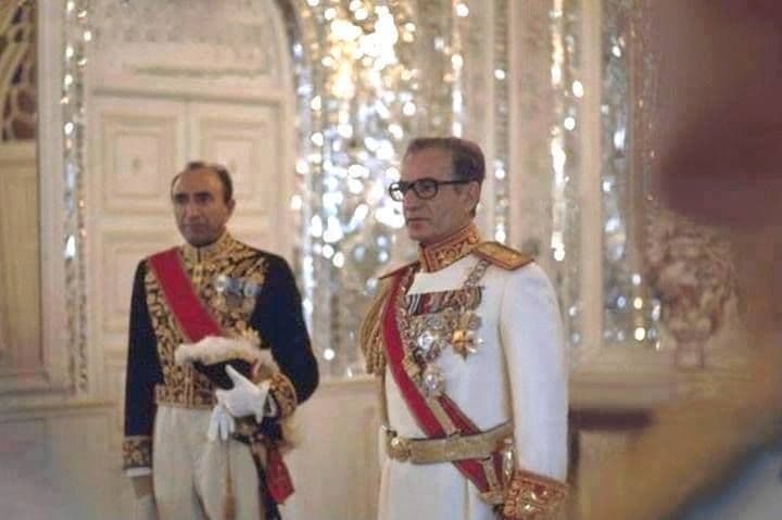 اسدالله علم روز ۲۵ فروردین ۱۳۵۷ بر اثر ابتلا به سرطان خون در بیمارستانی در نیویورک درگذشت. روز بعد جسدش از آمریکا به ایران منتقل شد و در مسجد سپهسالار تهران تشییع و سپس برایِ تدفین به مشهد منتقل شد. شاه و اعضایِ خاندان پهلوی هیچ یک در مراسم تشییع اسدالله علم شرکت نکردند و تنها با ارسال تاج گلی با خانواده او همدردی کردند. در حالی که اسدالله علم از دوران ولیعهدی محمدرضا پهلوی تا اواخر سال ۵۶ از نزدیکترین افراد به او بود.