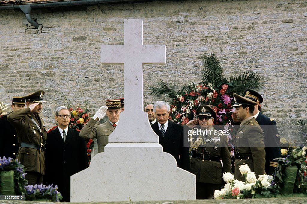 پس از خاکسپاری شارل دو گل
۱۲ نوامبر ۱۹۷۰
محمدرضا پهلوی و اسدالله علم.
Colombey-les-Deux-Églises