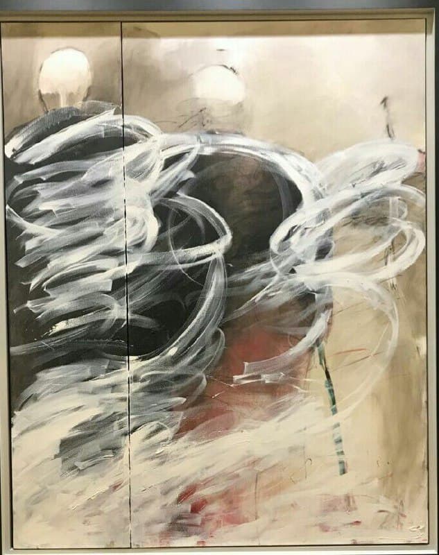 دو طرح فریده لاشایی از پیکر مصدق گرهدار و ابهامآمیز هستند و چهره او برایِ تماشاگری که با آن مواجه میشود، پوشیده و گنگ است و لاشایی مصدق را پشت به ما تصویر کرده است؛ انگار در حال حرکت است و از ما دور میشود. در کار لاشایی از مصدق نه فیگور او، بلکه بیشتر وضعیت او موضوعیت دارد که بهم ریخته و آشفته است (تنش در رنگآمیزی و خطهایِ معوج)؛ آشفتگی که ماحصلِ نرسیدن یا شکست آرمانهایِ مصدق است، آرمانهایی که بر باد رفت و تحقق پیدا نکرد و لاشایی در طرح خود این فضایِ غبارآلود را ترسیم میکند و مصدق در فضا به تدریج از دید ما محو میشود.