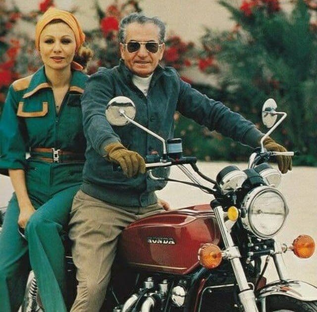 «درباره عکسی که شاهنشاه را در حال موتورسیکلتسواری نشان میدهد، عرض کردم من موافق نبودم که در روزنامه چاپ شود، فرمودند چرا؟ گفتم شما پدر ملت هستید و ماشاءالله پنجاه سال سن دارید، دیگر موتورسیکلتسواری به شما نمیآید. فرمودند تو هم مثل خانهایِ پنجاه سال قبل خراسان فکر میکنی. گفتم ممکن است، ولی به هر حال این عکس مناسب شاهنشاه نیست. فرمودند چرا نباشد؟ همانطور که کارگر من موتور سوار میشود، من هم میشوم. گفتم، کارگر برای احتیاج سوار میشود، ولی شما برایِ بازی، این عکس شاید برای اروپا خوب باشد ولی برایِ ایران نه».
یادداشتهایِ اسدالله علم
شنبه ۲۶ اردیبهشت ۱۳۴۹