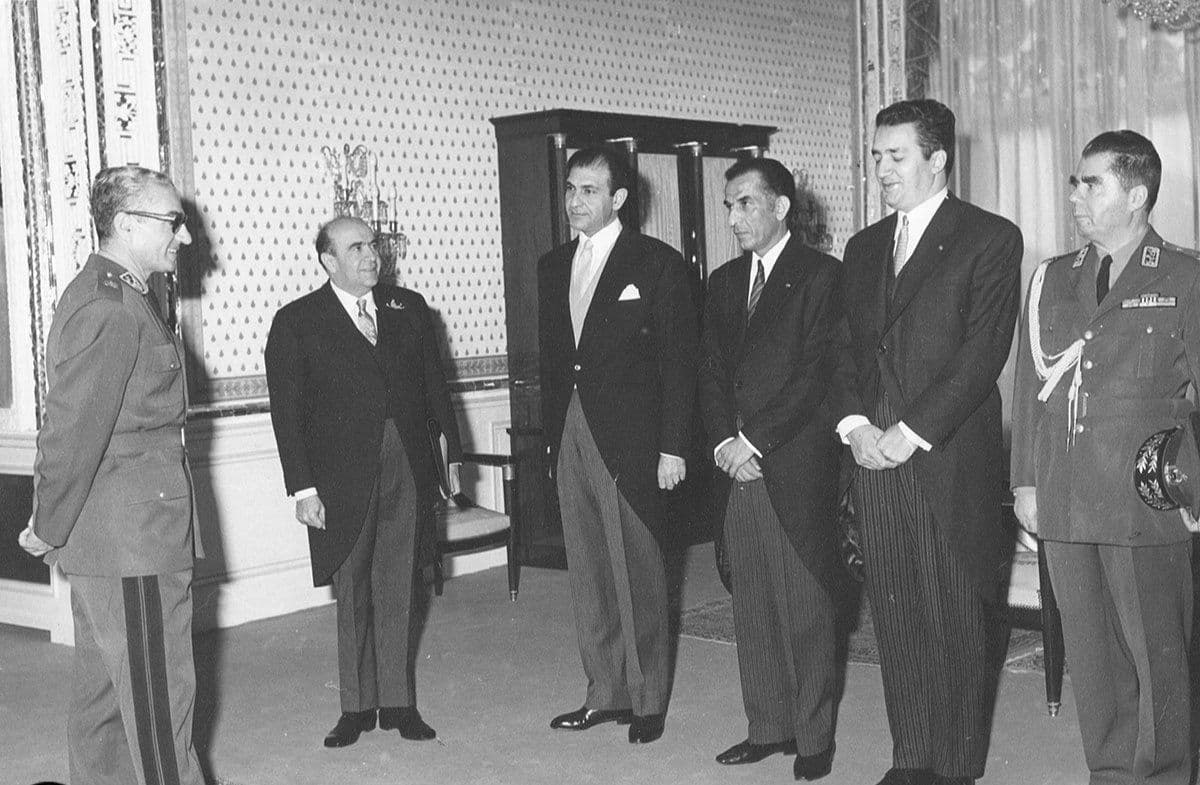 «وقتی به شاه فکر میکنم، از خودم میپرسم که اگر او پادشاه نبود و از یک خانواده معمولی ایرانی بود چه میکرد؟ میتوانم تصور کنم که قاعدتاً میرفت به دانشکده فنی، چون به مسائل فنی خیلی علاقهمند بود، و خوب هم میفهمید، میشد یک مهندس. بعد هم احتمالاً از اعضای حزب ایران میشد چون یک نوع گرایش دست چپی سوسیالیستی در نهادش بود. ادا در نمیآورد، واقعاً این گرایش را داشت».
*از خاطرات علینقی عالیخانی
وزیر اقتصاد از سال ۱۳۴۱ تا ۱۳۴۸.