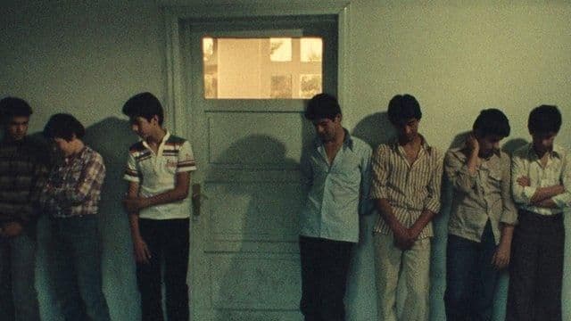 «قضیه شکل اول، شکل دوم» بهترین ساخته کیارستمی است و خیلی دقیق و هوشمندانه نشان میدهد (یکسال بعد از انقلاب ۵۷) که چهطور ذهنیت آدمها میتواند تحتتاثیر جو حاکم و ایدئولوژی غالب شکل بگیرد و «حقیقت» همانی میشود که ایدئولوژی و خواست قدرت میخواهد؛ کاری که در این ۴۵ سال انجام داد.