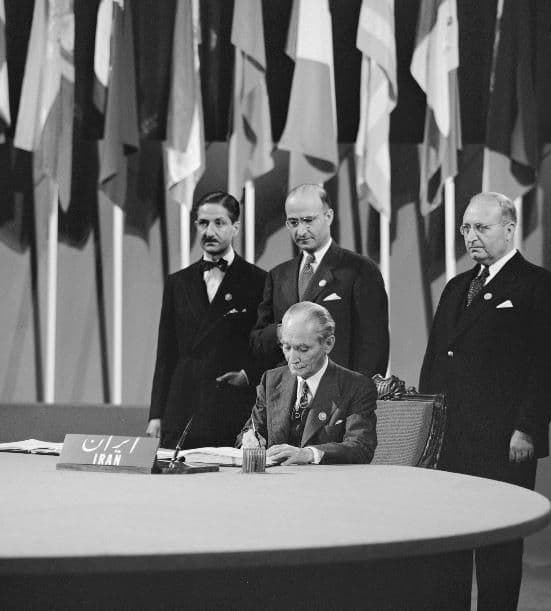 باقر کاظمی ایستاده از راست، در کنار علیاکبر سیاسی و نصرالله انتظام، در هنگام امضایِ منشور ملل متحد توسط مصطفی عدل؛ نماینده ایران در کنفرانس سان فرانسیسکو، آوریل ۱۹۴۵.