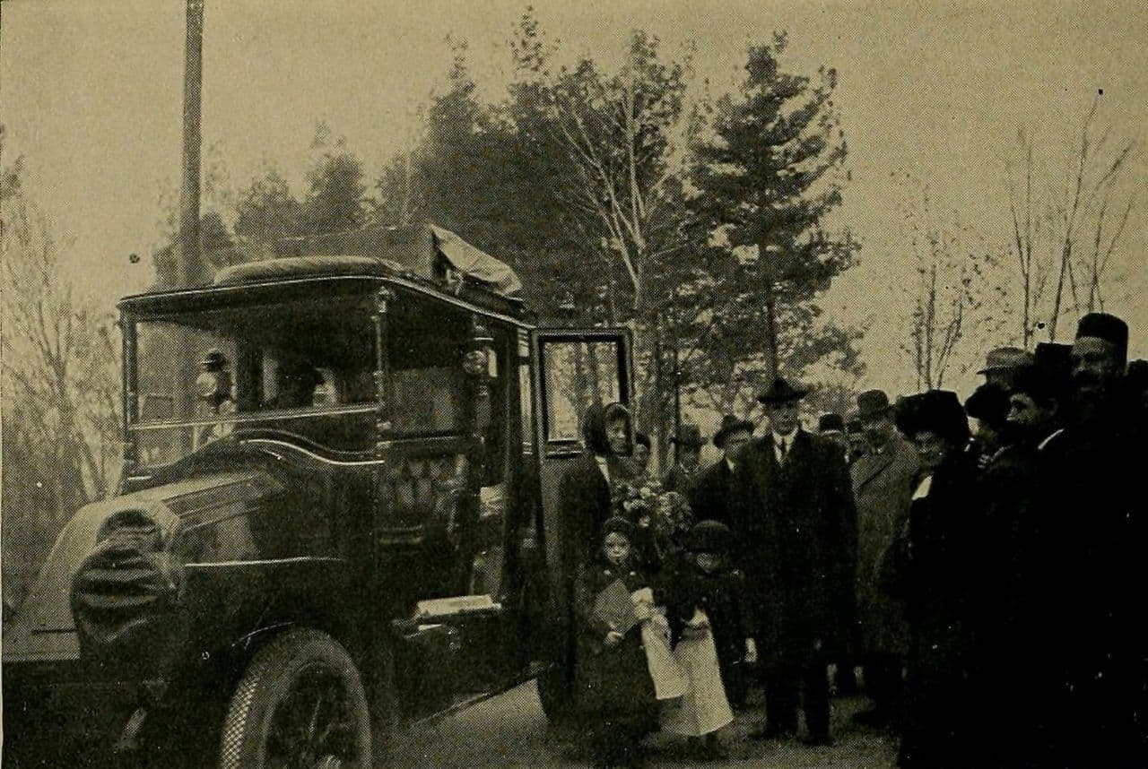 تصنیف «شوستر» از عارف قزوینی هنگام اخراج مورگان شوستر آمریکایی از ایران:
ننگ آن خانه که مهمان ز سر خوان برود
جان نثارش کن و مگذار که مهمان برود
گر رود شوستر از ایران رود ایران بر باد
ای جوانان مگذارید که ایران برود
ننگ تاریخی عالم شود افسانه ما
بگذاریم اگر شوستر از ایران برود