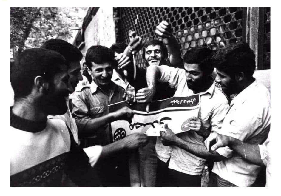 خرداد ۱۳۶۰؛ پایینکشیدنِ تابلو خیابان مصدق (ولیعصر فعلی) توسط اسلامیون انقلابی بعد از اعلام ضد اسلامی بودنِ جریانِ محمد مصدق و جبهه ملی.
*خیابان پهلوی پس از انقلاب ۵۷ به خیابان مصدق تغییر نام داد و پس از خرداد ۶۰ با عنوان ولیعصر نامگذاری شد.