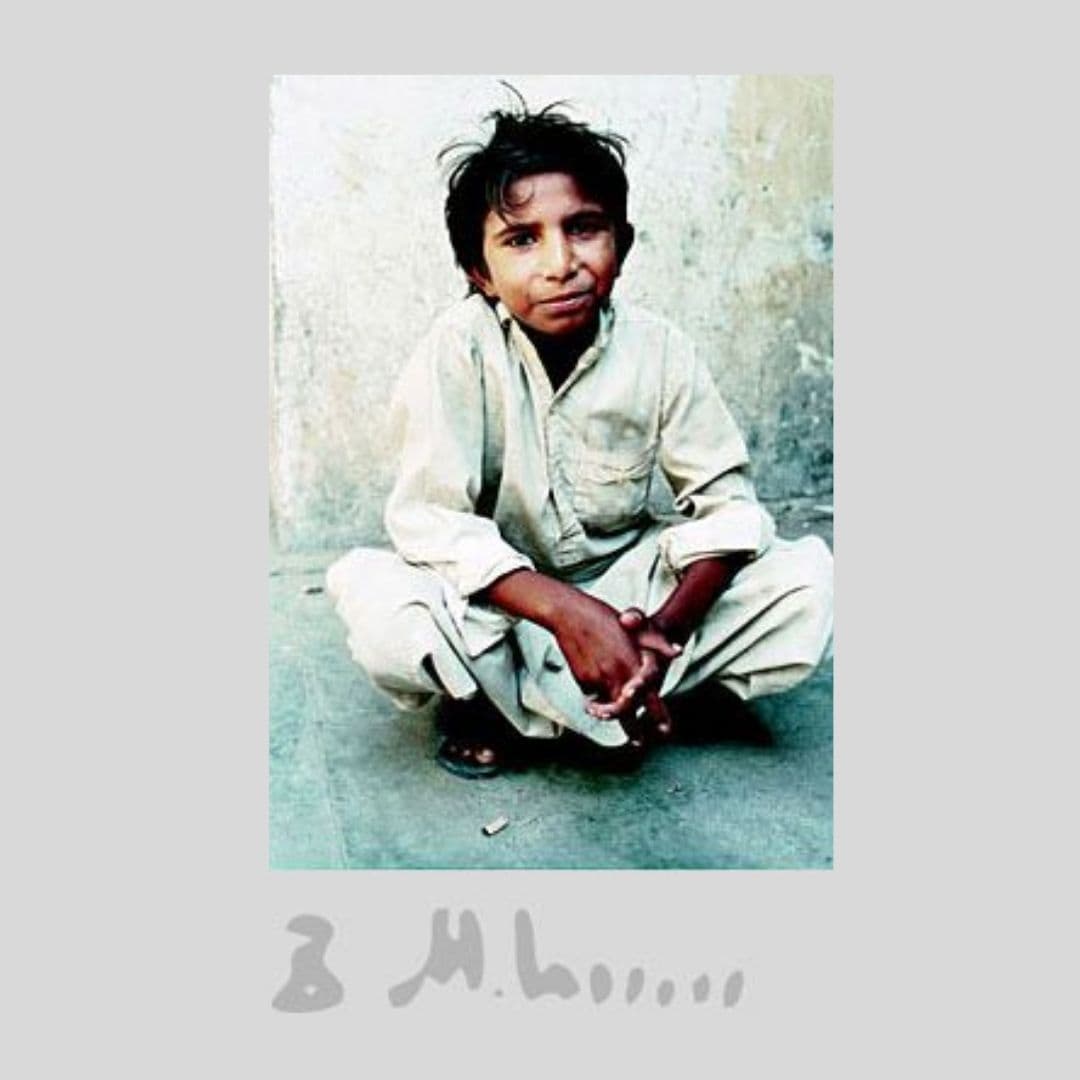 نامه بهمن محصص به ماهور احمدی:
عزیزم: این عکس «اقبال مسیح» است؛ پسر ۱۲ سالهای اهل پاکستان، در روز عید پاک امسال، وقتی با دوچرخه در روستایشان میگشته کشته شد. قاتلین، اربابان قالیباف بودند که «اقبال مسیح» علیه آنان قیام کرده بود. این پسر را در شش سالگی فروخته بودند. قالی میبافت. علیه ظلم و کار سیاهِ (ساعات کار زیاد با مزد بسیار کم) کودکان قالیباف قد بلند کرده بود به عنوان جوانترین سندیکالیست دنیا. پایش تا Boston University کشیده شده بود. جملهاش «من دیگر از ارباب نمیترسم، حالا او باید از من بترسد» معروف شد. نتیجهی قیام و مبارزه و مرگاش اینکه، حالا باید روی هر قالی نوشته شود: «به دست کودکان بافته شده است». من عکساش را چون دوستان دیگرم Genet و Malaparte به دیوار کارگاهم دارم. تو نیز این عکس را به دیوار اطاقات بزن و یا در دفترت نگهدار. چرا؟ برای اینکه زمانه تغییر کرده است و تو به عنوان هنرمند مسئولیت بیشتری داری و برای اینکه تو و نسل تو چون من و نسل من سرافکنده نباشید، باید به اطرافتان به دقت بیشتری نگاه کنید.