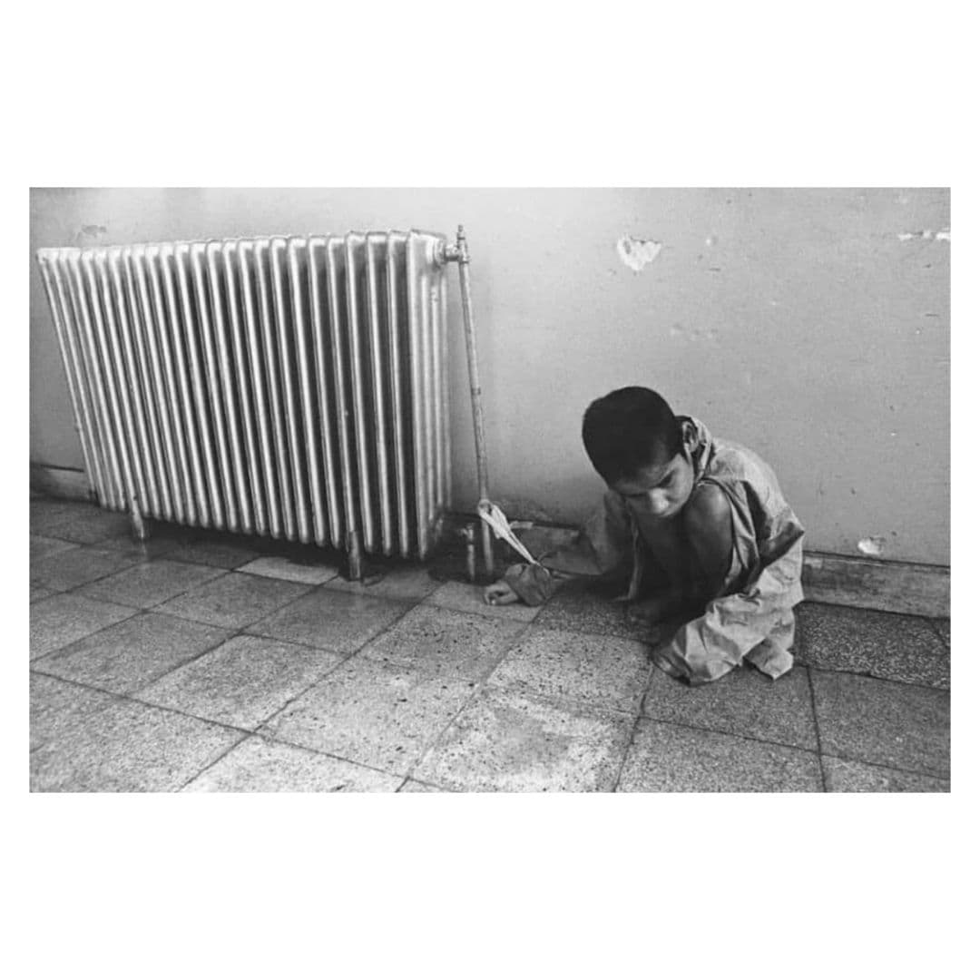 و آنجا
جسد لخت میشود و از لبخند جدا میافتد
از صدایی که در دل میبندد
تا پاسخی دیگر دوباره به خندهاش بیندازد.
گویی این دایره
هرچند که گرداگرد است جهان نیست.
پرویز اسلامپور
*عکس از کاوه گلستان از مجموعه «مجنون» که از سهگانه «روسپی، کارگر و مجنون» است. این مجموعه مربوط به شرایط نگهداری معلولان در آسایشگاه روانی یافتآباد تهران است که در سال ۱۳۵۵ ثبت شدهاند.
*به قولِ کاوه گلستان عکس باید سیلی باشد: «میخواهم صحنههایی را به تو نشان دهم که مثل سیلی به صورتت بخورد و امنیت تو را خدشهدار کند و به خطر بیندازد. میتوانی نگاه نکنی، میتوانی خاموش کنی، میتوانی هویت خود را پنهان کنی، مثل قاتلها، اما نمیتوانی جلوی حقیقت را بگیری، هیچکس نمیتواند».