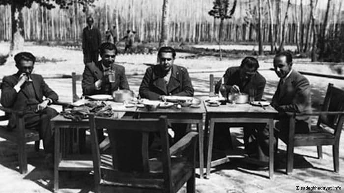 از راست:
آندره سوروگین، مجتبی مینوی، غلامحسین مینباشیان، مسعود فرزاد، صادق هدایت.
در پیکنیکی دوستانه خارج از تهران، سالهایِ دهه ۲۰.