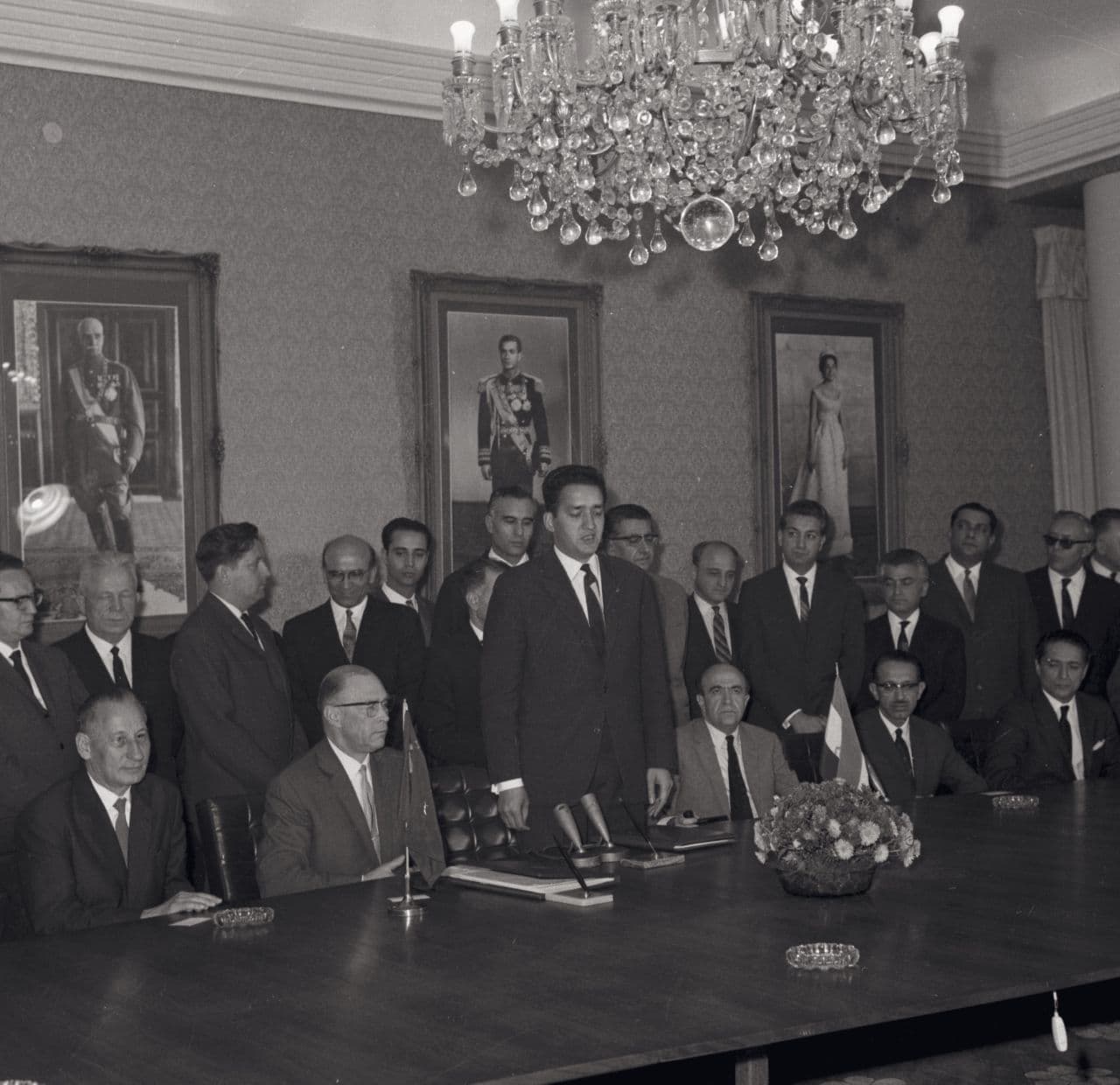 فایل صوتی مصاحبه حبیب لاجوردی با علینقی عالیخانی پس از سالها بالاخره منتشر شد.
مصاحبه در تاریخ ۱۷ مهر ۱۳۶۳ در لندن انجام شده است.
علینقی عالیخانی وزیر اقتصاد در کابینههای اسدالله علم، حسنعلی منصور و امیرعباس هویدا و همچنین از سال ۱۳۴۸ تا ۵۰ رئیس دانشگاه تهران بود.
همزمانی حضور عالیخانی در وزارت اقتصاد، مهدی سمیعی در بانک مرکزی و صفی اصفیا در سازمان برنامه، منجر به مهمترین تغییر و تحولات اقتصادی در دهه ۴۰ شد.