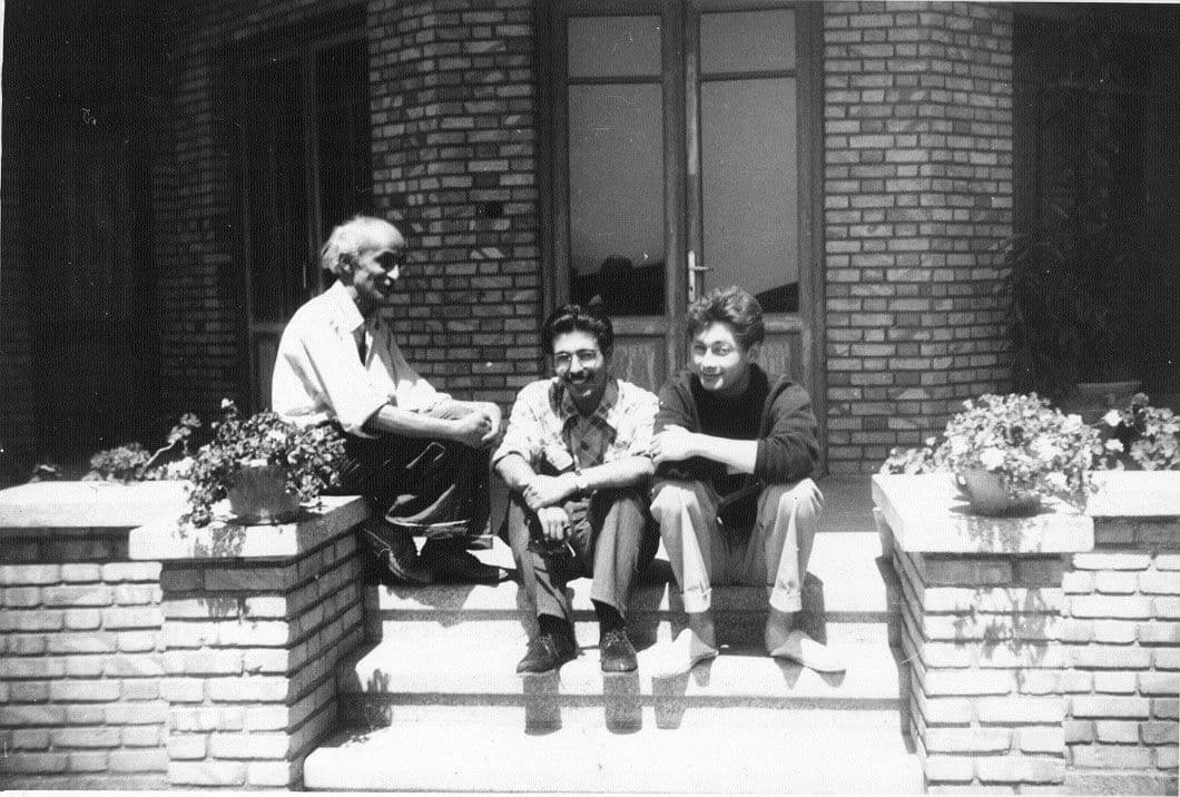 «یوشیجها یک طایفهاند نه طوایف متعدد. یک طایفه وحشی و جنگلی هستند. شعر و ادبیات را نمیفهمند. ادبیات آنها گوسفند چرانیدن و شعر آنها نزاع با درندگان جنگل است. بهترین همه آنها منم».
از نامه نیما یوشیج به حسامزاده
(به تاریخ ۸ فروردین ۱۳۰۵).
امروز سالگرد درگذشت نیما یوشیج است. بخشی از یادداشت جلال آلاحمد که آن را روز پنجشنبه ۱۶ دی ۱۳۳۸ نوشته است:
«ساعت دو و ده دقیقه بود که درِ خانه را سخت کوبیدند. خیال کردم میرآب آمده است آب بدهد، ولی صدای دختر کلفَتِشان که از پشت در بلند شد، داد میزد که قضیه از چه قرار است. وقتی رسیدم، زنش چشمهایش را هم بسته بود. به زحمت او را به اطاق دیگر بردم و دراز رو به قبلهاش کردهام و قرآنی پیدا کردم و یک ساعتی تنها بودم و زنش را فرستادم خانه خودمان تا خواهر کوچک نیما و شوهرش آشتیانی پیداشان شد. بعد هم صدیقی آمد و تا پنج صبح نشستیم و آرامشان کردیم و من چک و چانه پیرمرد را بستم.. هیچ فکر نمیکردم چک و چانه این پیرمرد را من خواهم بست. پیدا بود که طبیعتاً او باید پیش از من برود، اما دیگر اینش را پیشبینی نمیکردم... پیرمرد دور از هر ادایی به سادگی در میان ما زیست و به سادهدلی روستایی خویش از هر چیز تعجب کرد و هرچه بر او تنگتر گرفتند، کمربند خود را تنگتر بست، تا دست آخر با حقارت زندگیمان اخت شد.. آری، نیما زندگی را بدرود گفت و به طریق اولی شعر را، اما به اعتقاد موافق و مخالف، دفتر شعر فارسی هرگز با نام او بدرود نخواهد کرد.. چرا که تپش حیات شعر زمانه ما به مضراب او ضربانی تازه یافته است».
*عکس از تیری ورنه نقاش سوئیسی که آن را در سال ۱۳۳۱ از نیما یوشیج، بهمن محصص و نیکلا بوویه، در منزل نیما، ثبت کرده است.